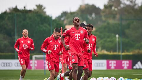 Spieler des FC Bayern trainieren im Trainingscamp in Faro.