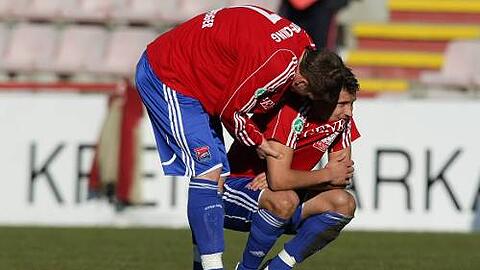 Bild des Jammers: Anton Fink wird von Tobias Schweinsteiger getröstet.