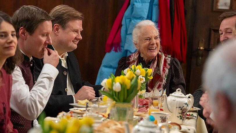 Ursula Erber feiert als Theresa Brunner bei "Dahoam is Dahoam" Ostern im Kreise der Familie. Ursula Erber feiert als Theresa Brunner bei "Dahoam is Dahoam" Ostern im Kreise der Familie.