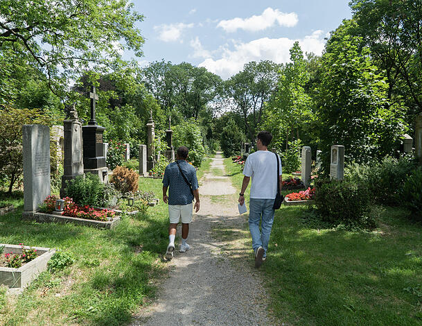 Simon Pearce unterwegs mit AZ-Lokalchef Felix Müller auf dem Ostfriedhof. Simon Pearce unterwegs mit AZ-Lokalchef Felix Müller auf dem Ostfriedhof.