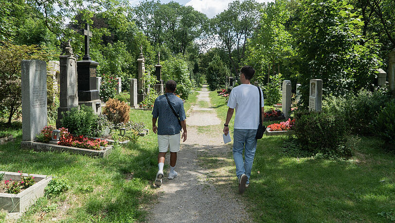 Simon Pearce unterwegs mit AZ-Lokalchef Felix Müller auf dem Ostfriedhof. Simon Pearce unterwegs mit AZ-Lokalchef Felix Müller auf dem Ostfriedhof.