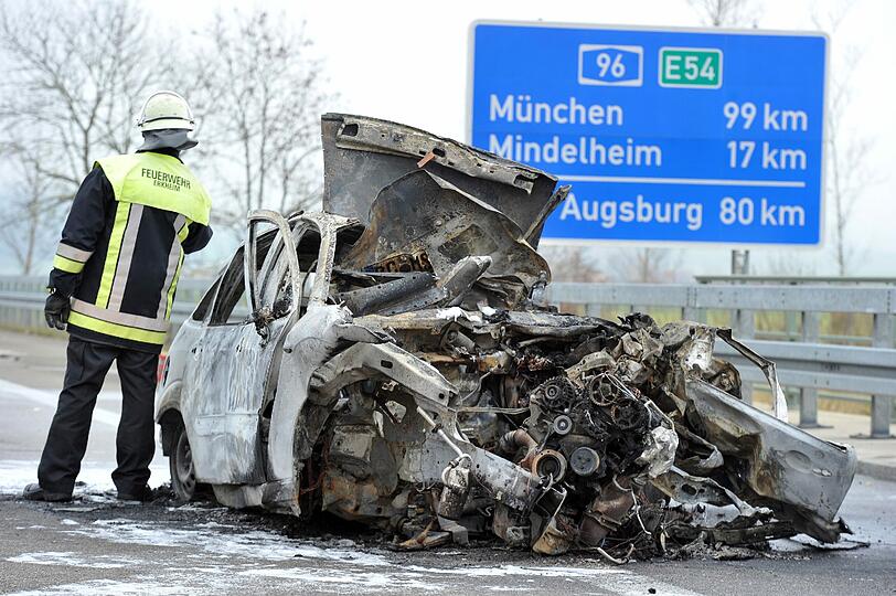Durch den Aufprall wurde sein Wagen über die
Fahrbahnabtrennung auf die Gegenspur in Richtung München
geschleudert.