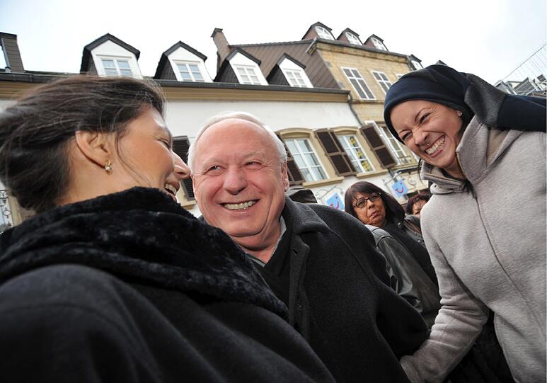 Auf Einladung örtlicher Abgeordneter ihrer Partei unterhielt sich das Paar mit zahlreichen Passanten und Anhängern.