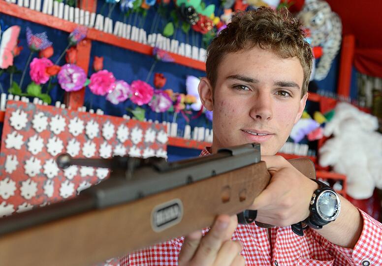 Gymnasiast Maximilian Steinker hilft auf dem Oktoberfest an der Schießbude seiner Eltern: "Ich bin hier aufgewachsen, das ist mein Zuhause."