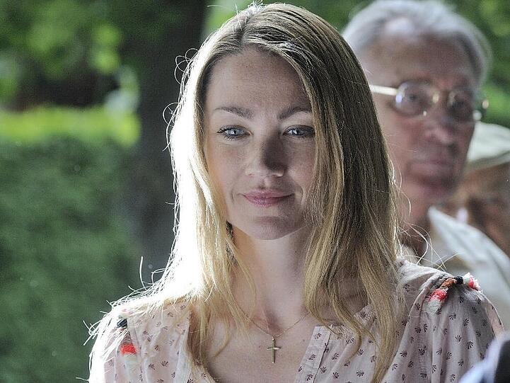 Der erste schöne Tag seit langem: Sofie (Lisa Maria Potthoff) beim Boulespiel im Münchner Hofgarten