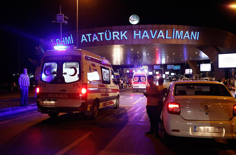 Am Istanbuler Flughafen Atatürk kam es am Dienstagabend zu mindestens zwei Explosionen.