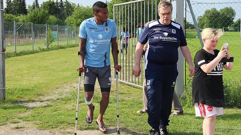 Auf Krücken humpelt Löwen-Spieler Amilton vom Trainingsplatz in Bad Wörishofen. Die Bilder.
