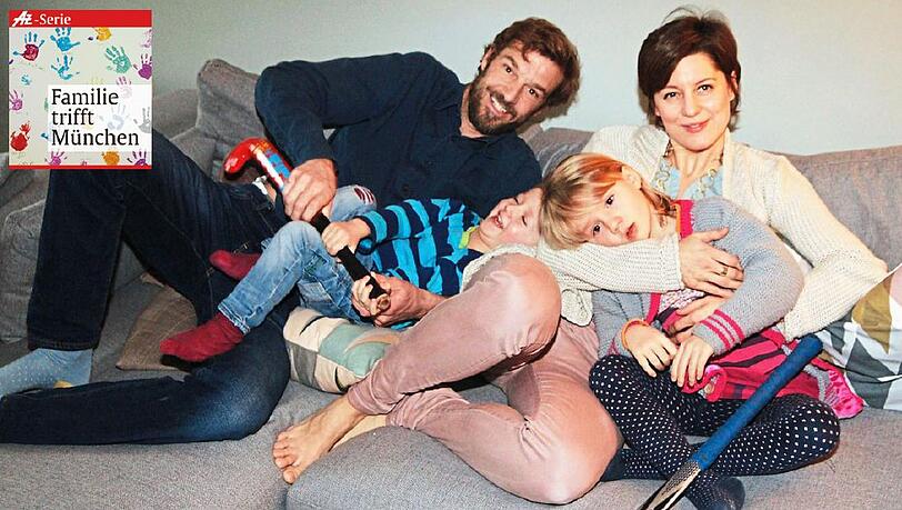 Abends ist Zeit zum Schmusen, Raufen und Kitzeln auf dem großen Sofa: Die Familie Fröhlich aus Nymphenburg liebt es, gemütlich zusammenzurücken. Abends ist Zeit zum Schmusen, Raufen und Kitzeln auf dem großen Sofa: Die Familie Fröhlich aus Nymphenburg liebt es, gemütlich zusammenzurücken.