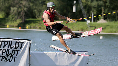 Die Löwen vergnügen sich beim Wasserski- und Wakeboard-Fahren. Die Bilder.