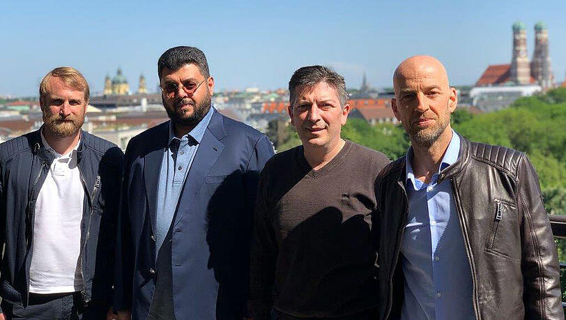 Will die Wünsche von Trainer Daniel Bierofka (li.) und Sportchef Günther Gorenzel (re.) erfüllen: Hasan Ismaik (2.v.l.), Investor des TSV 1860, und sein Statthalter Athanasios "Saki" Stimoniaris. Will die Wünsche von Trainer Daniel Bierofka (li.) und Sportchef Günther Gorenzel (re.) erfüllen: Hasan Ismaik (2.v.l.), Investor des TSV 1860, und sein Statthalter Athanasios "Saki" Stimoniaris.