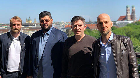 Will die Wünsche von Trainer Daniel Bierofka (li.) und Sportchef Günther Gorenzel (re.) erfüllen: Hasan Ismaik (2.v.l.), Investor des TSV 1860, und sein Statthalter Athanasios "Saki" Stimoniaris.