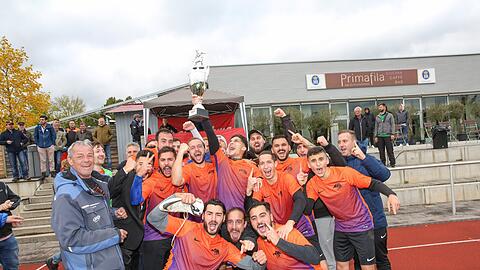 Diese Euphorie war wohlverdient: Der EHC 90 Taufkirchen gewann den AZ-Pokal 2019 mit einem 3:0 gegen &bdquo;Die Auswahl&ldquo;.
