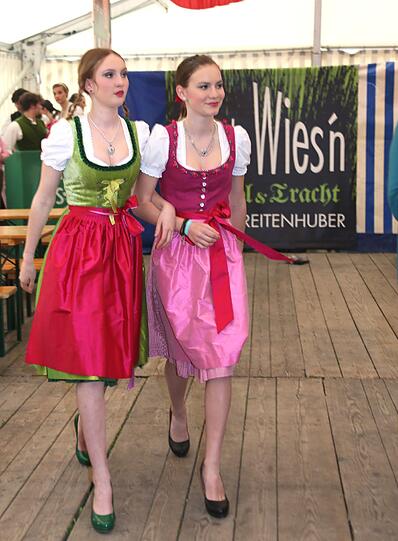 Trachtenmodenschau auf dem 27. Haderner Dorffest. Die Bilder.