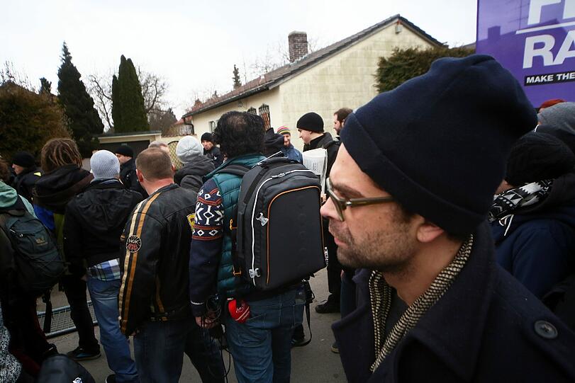 Rund 1000 Münchner haben im März gegen das "Braune Haus" in Obermenzing demonstriert.