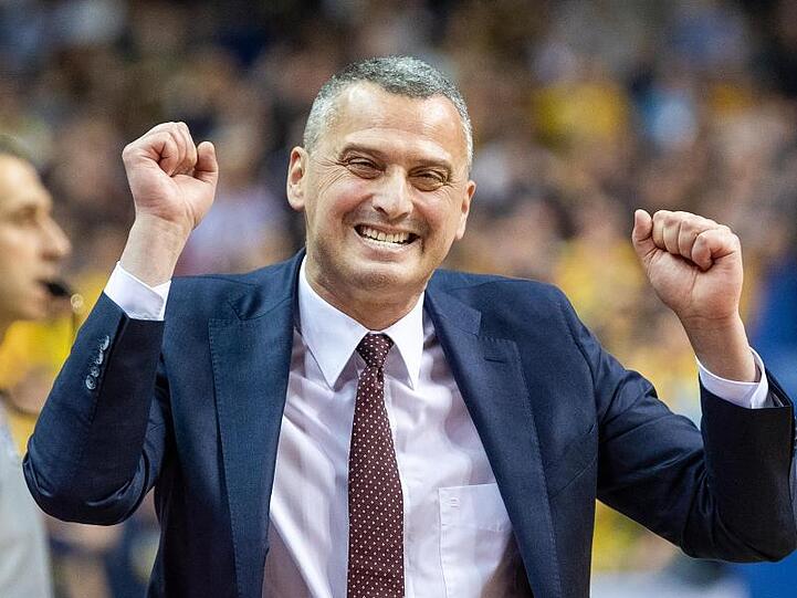 Der Cheftrainer von FC Bayern München Dejan Radonjic freut sich während des Spiels. Foto: Monika Skolimowska/Archivbild