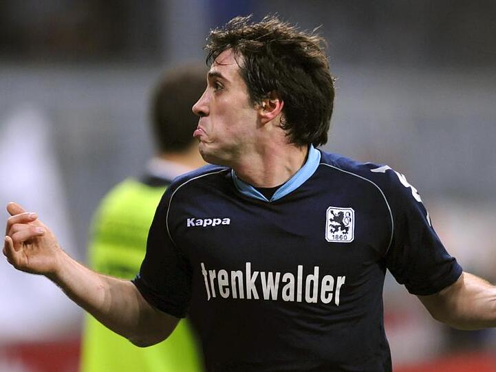 Ex-Bundesliga-Profi Berkant Göktan vom TSV 1860 München läuft über das Spielfeld. Foto: Peter Kneffel/dpa/Archivbild