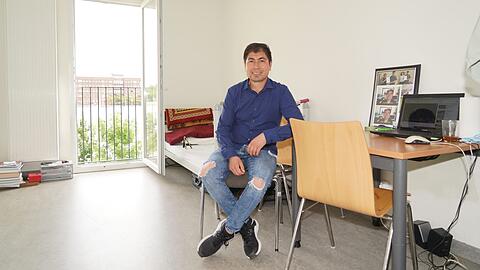 Malik Sadat in seinem spartanisch eingerichteten Zimmer. Seit drei Jahren zahlt er die Miete selbst, das macht ihn stolz.