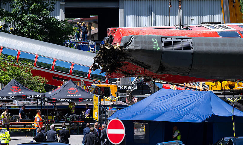 Die Rettungskräfte haben nach einem schweren Zugunglück einen der Waggons angehoben.