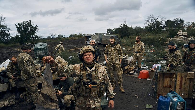 Kriegsbeute: Ein ukrainischer Soldat hält in Isjum eine verschmutzte russische Flagge.
