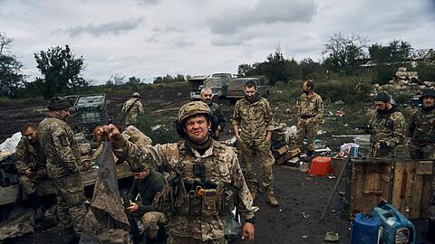 Kriegsbeute: Ein ukrainischer Soldat hält in Isjum eine verschmutzte russische Flagge.