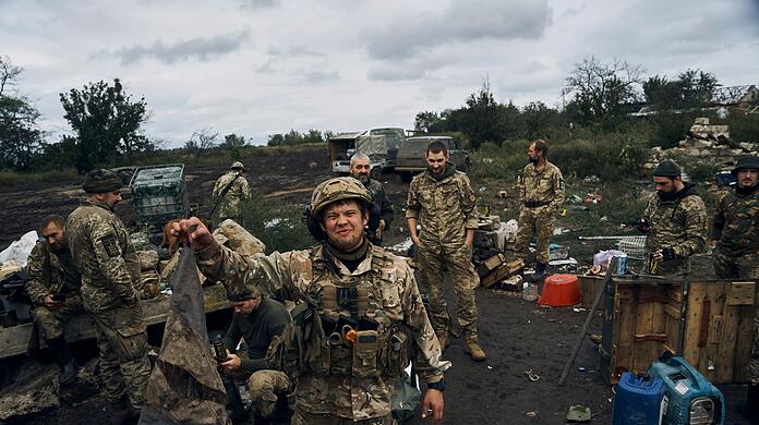 Kriegsbeute: Ein ukrainischer Soldat hält in Isjum eine verschmutzte russische Flagge.