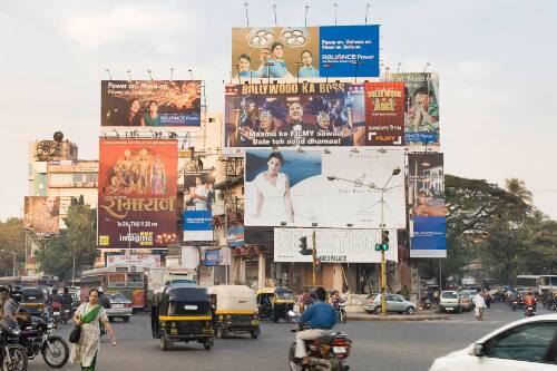 Film- und Werbeplakate in Bombay alias Mumbai. Im Begriff &bdquo;Bollywood&ldquo;, der für Indiens Filmindustrie steht, steckt Bombay noch drin.