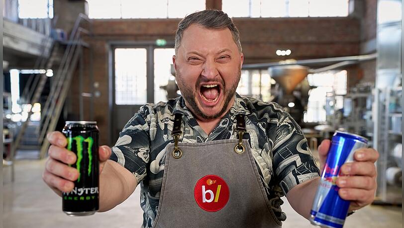 "besseresser: Tricks der Lebensmittelindustrie weltweit": Sebastian Lege baut beliebte Energy-Drinks nach. "besseresser: Tricks der Lebensmittelindustrie weltweit": Sebastian Lege baut beliebte Energy-Drinks nach.