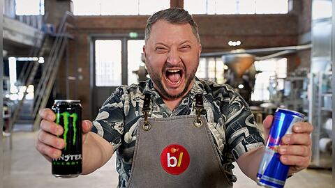 "besseresser: Tricks der Lebensmittelindustrie weltweit": Sebastian Lege baut beliebte Energy-Drinks nach.