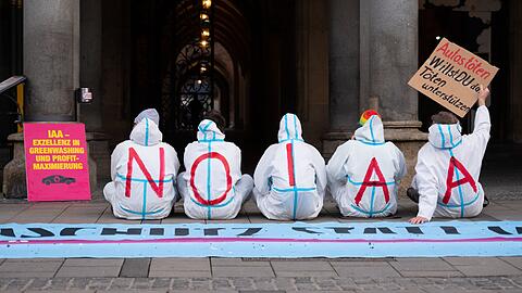 IAA-Protest in weißen Schutzanzügen: Am Mittwochmorgen demonstrieren Klimaaktivisten vor dem Münchner Rathaus.