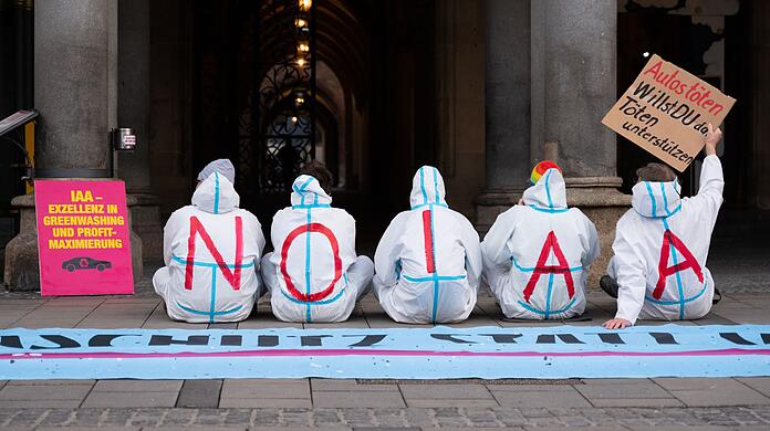 IAA-Protest in weißen Schutzanzügen: Am Mittwochmorgen demonstrieren Klimaaktivisten vor dem Münchner Rathaus.