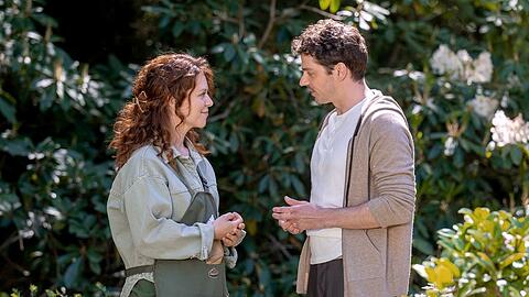 "Sturm der Liebe": Fanny (l.) schmiedet mit Kilian (r.) einen Plan, um Larissa auf den Zahn zu f&uuml;hlen.