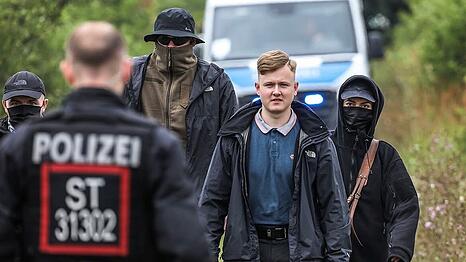 Der junge M&uuml;nchner Nachwuchspolitiker beim Treffen der AfD-Jugend (Mitte) in der Hansestadt Gardelegen in Sachsen-Anhalt.