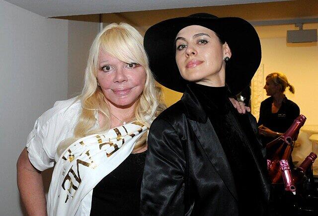 PR Lady Simone Petrov und Opernsängerin Yvonne Madrid.