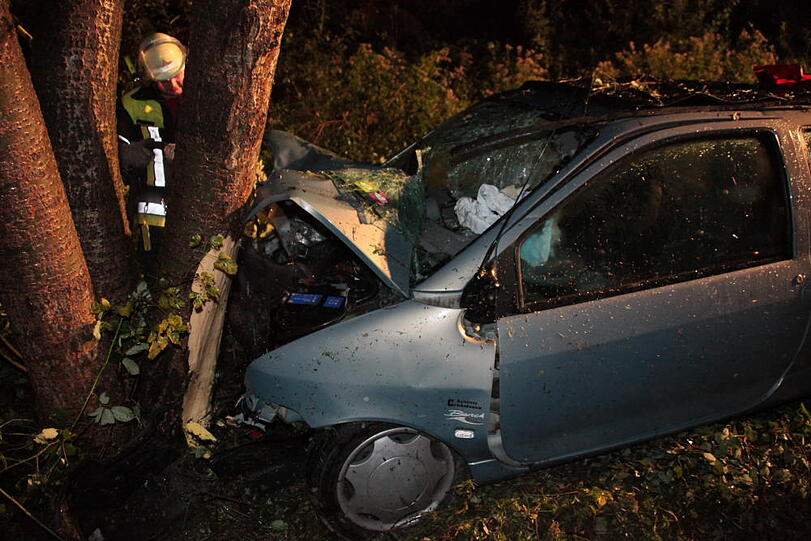 Heftiger Crash im Großhaager Forst: Ein 26-Jähriger kommt von der Fahrbahn ab und prallt gegen einen Baum