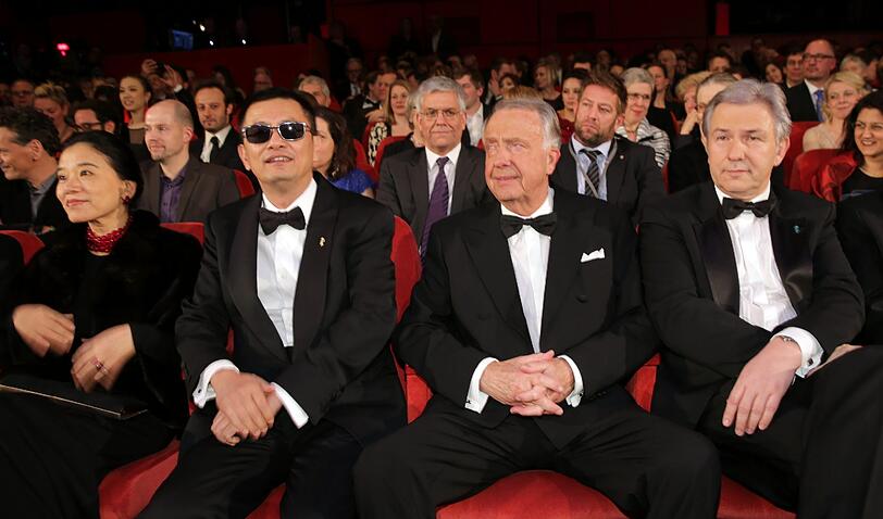Wong Kar Wai (2.v.l) mit seiner Frau Esther (l), Kulturstaatsminister Bernd Neumann und Klaus Wowereit.