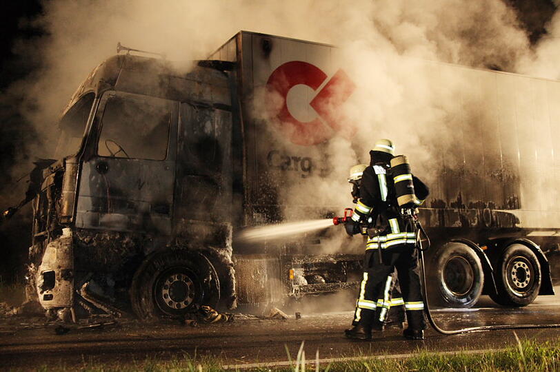 Als die Feuerwehr ankam um den Brand zu löschen, stand das Fahrzeug bereits vollständig in Flammen. Die Bilder von der Löschaktion.