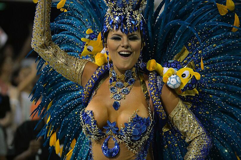 Ziemlich bunt, ziemlich heiß und ziemlich nackt: Beim Sambodromo tobt der brasilianische Karneval bei Temperaturen von über 30 Grad. Die Bilder.