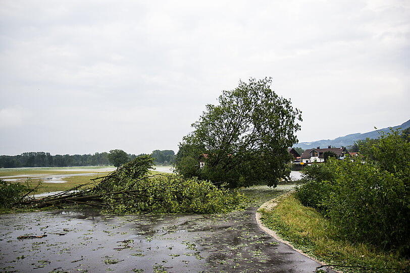 Schwere Unwetter im Berchtesgadener Land sorgten am Samstag für reichlich Chaos auf den Straßen. Die Bilder.