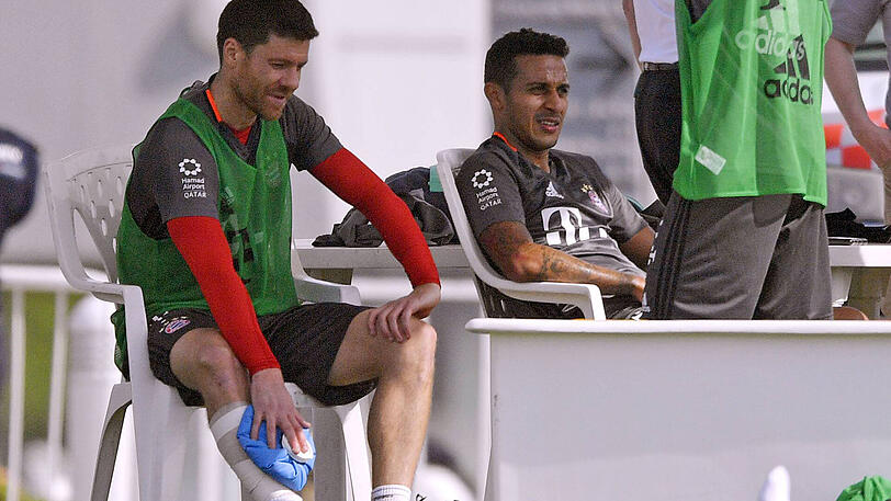 Schrecksekunde für Xabi Alonso und den FC Bayern: Im Training verletzt sich der Mittelfeld-Routinier leicht an der Wade.