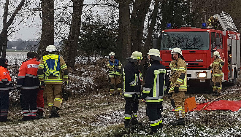 Ein Großaufgebot an Rettungskräften war in Velden im Einsatz, nachdem ein Auto in der Vils gefunden worden war.