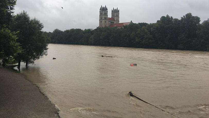 Ein Bild von Dienstagmorgen: Die Isar an der Reichenbachbrücke. Der überschwemmte Müllcontainer in der Mitte des Bildes zeigt, wie weit das Ufer überschwemmt ist.