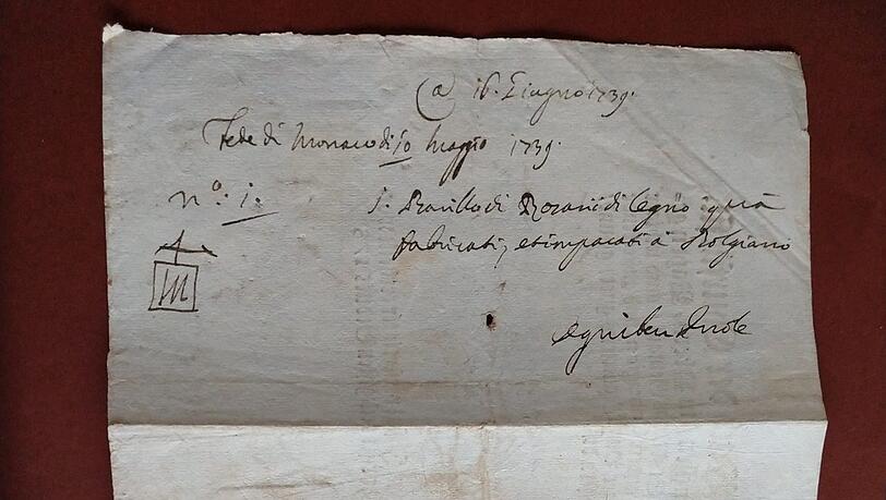 Auf der Rückseite des Dokuments wurde handschriftlich etwas ergänzt. Auf der Rückseite des Dokuments wurde handschriftlich etwas ergänzt.