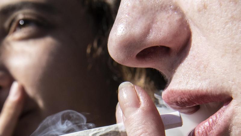 Zwei Frauen rauchen bei einer Protestaktion für legalen Cannabis-Konsum einen Joint. Foto: Paul Zinken/Archivbild Zwei Frauen rauchen bei einer Protestaktion für legalen Cannabis-Konsum einen Joint. Foto: Paul Zinken/Archivbild