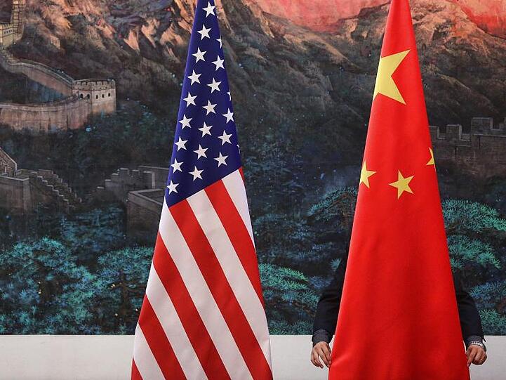 Die USA und China liefern sich seit Monaten eine Handelsauseinandersetzung. Die Vereinigten Staaten haben Sonderzölle auf Waren aus China im Wert von mehr als 250 Milliarden Euro erhoben. China reagierte mit Vergeltungszöllen.