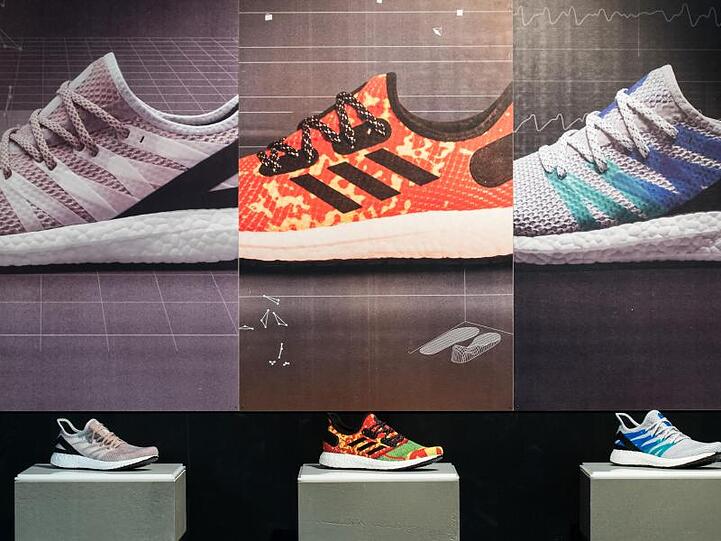Schuhe des Sportartikelherstellers Adidas sind zur Ansicht ausgestellt. Foto: Daniel Karmann/Archivbild