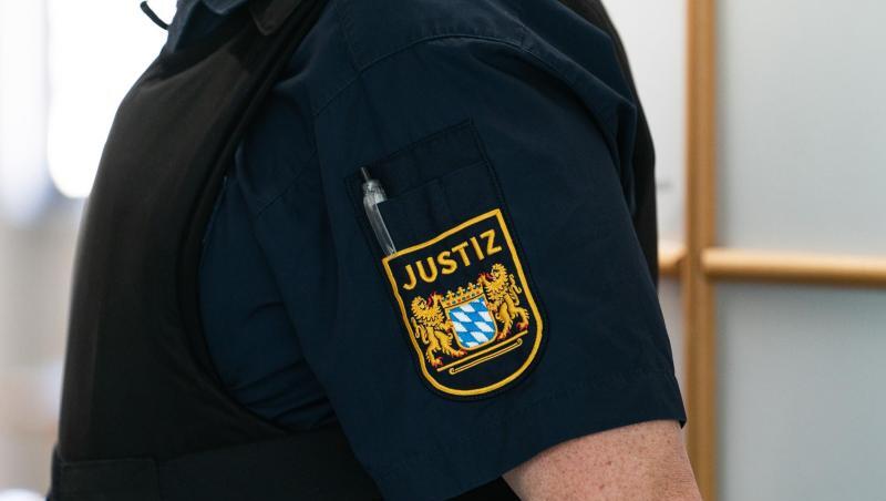 Ein Justizbeamter an der Eingangstür zum Gerichtssaal.
