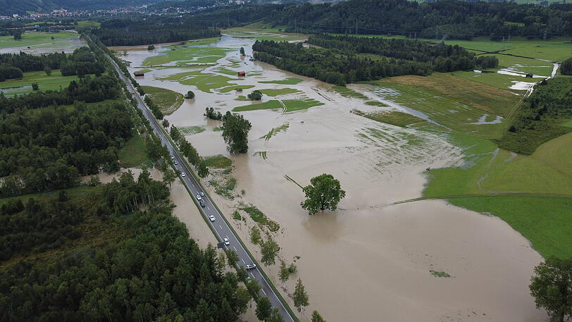 Hochwasser im Oberallgäu: Heftige Gewitter mit Starkregen haben am frühen Montagabend in Südbayern erneut für Überschwemmungen gesorgt.