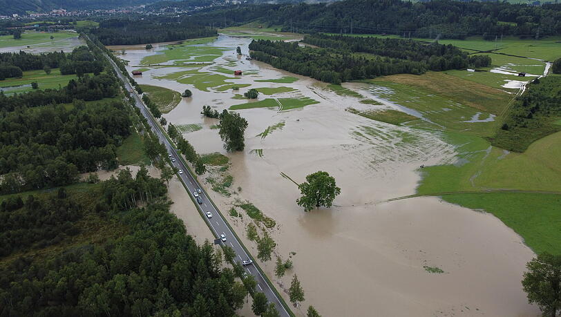 Hochwasser im Oberallgäu: Heftige Gewitter mit Starkregen haben am frühen Montagabend in Südbayern erneut für Überschwemmungen gesorgt. Hochwasser im Oberallgäu: Heftige Gewitter mit Starkregen haben am frühen Montagabend in Südbayern erneut für Überschwemmungen gesorgt.