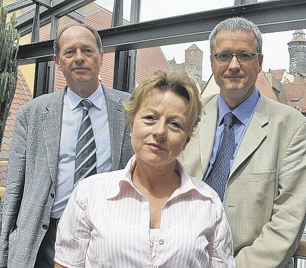 Prof. Dr. Wolfgang Söllner, Oberärztin Dr. Susanne Gutberlet und Dr. Lothar Schattenberg (Psychosom. Klinik Bad Neustadt, v. l.).