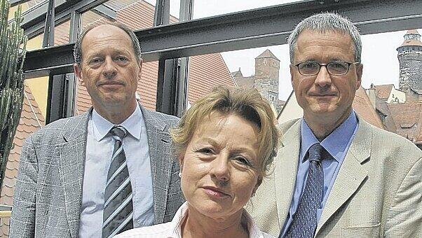 Prof. Dr. Wolfgang Söllner, Oberärztin Dr. Susanne Gutberlet und Dr. Lothar Schattenberg (Psychosom. Klinik Bad Neustadt, v. l.). Prof. Dr. Wolfgang Söllner, Oberärztin Dr. Susanne Gutberlet und Dr. Lothar Schattenberg (Psychosom. Klinik Bad Neustadt, v. l.).